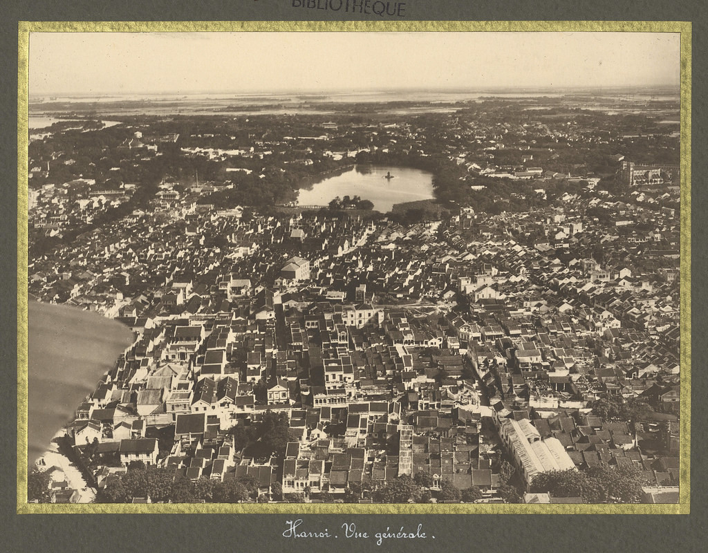 Từ khu phố cổ Hà Nội nhìn về hồ Gươm, khoảng năm 1931-1932.