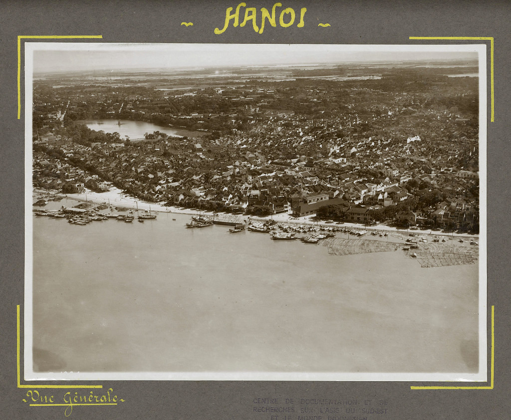 Bức ảnh này chụp từ phía sông Hồng, hồ Gươm nằm bên trái, 1930.