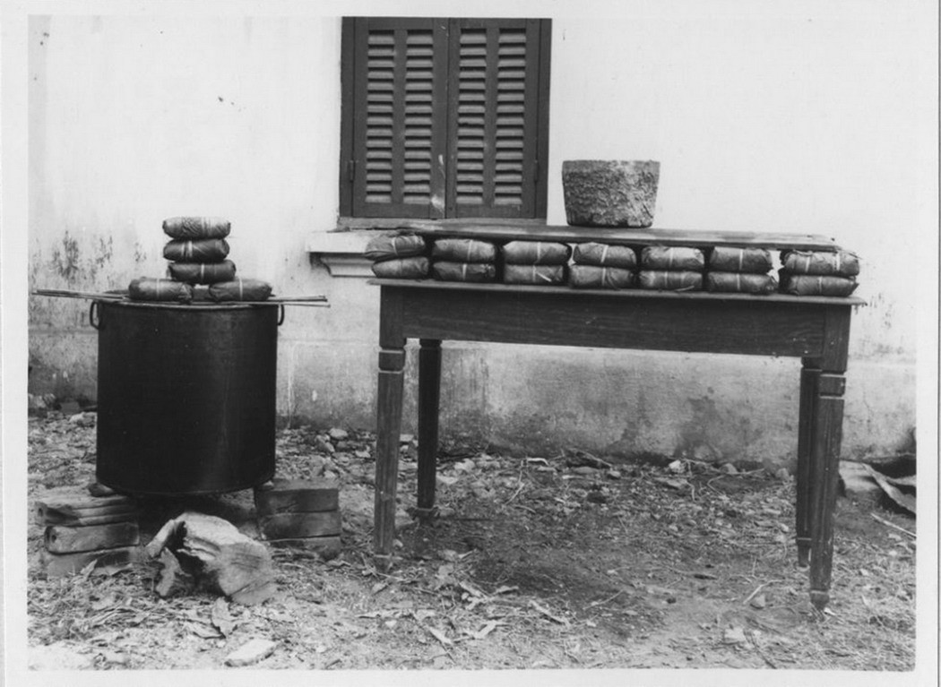 Những chiếc bánh xếp kín bàn, báo hiệu một cái Tết đầm ấm.