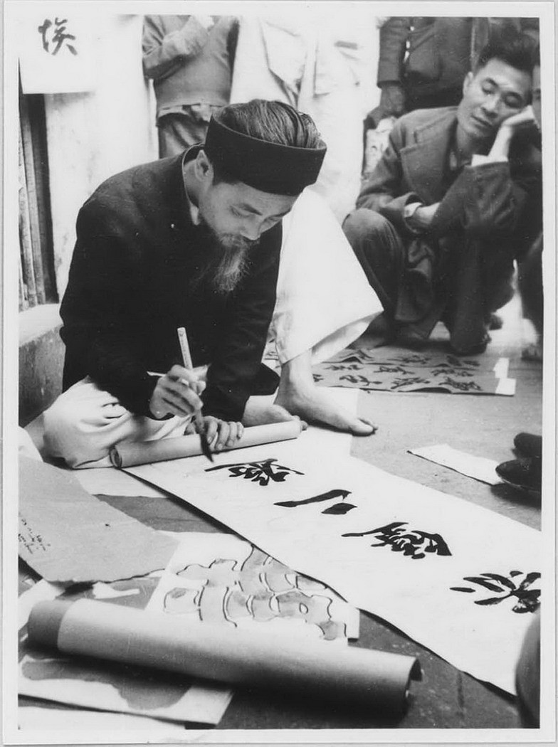 Từng nét chữ được viết nắn nót để người xin chữ đem về treo ở nơi trang trọng trong nhà dịp Tết.