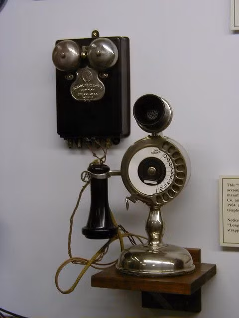 Không nản chí, Bell tự thành lập một công ty điện thoại vào năm 1877. Chưa đầy một thập niên sau, khoảng 150.000 người đã sử dụng điện thoại trên khắp nước Mỹ.