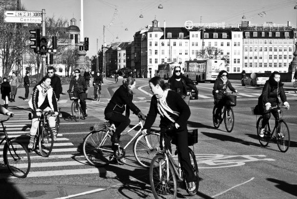 Bánh xe được xem là một trong những phát minh vĩ đại nhất lịch sử nhân loại. Nhờ những chiếc bánh xe mà việc di chuyển của con người trên mặt đất đã trở nên dễ dàng hơn bao giờ hết. Vậy những chiếc xe đầu tiên trong lịch sử đã ra đời như thế nào?