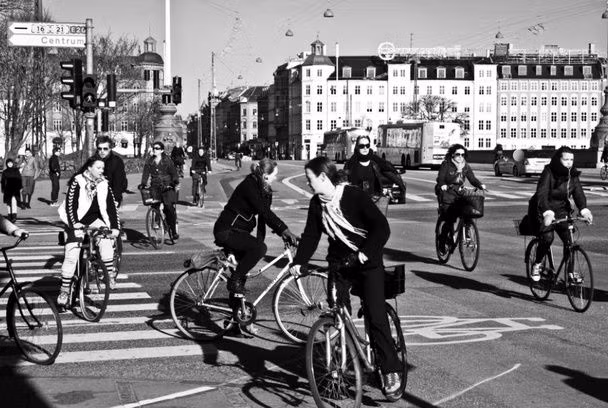 Bánh xe được xem là một trong những phát minh vĩ đại nhất lịch sử nhân loại. Nhờ những chiếc bánh xe mà việc di chuyển của con người trên mặt đất đã trở nên dễ dàng hơn bao giờ hết. Vậy những chiếc xe đầu tiên trong lịch sử đã ra đời như thế nào?