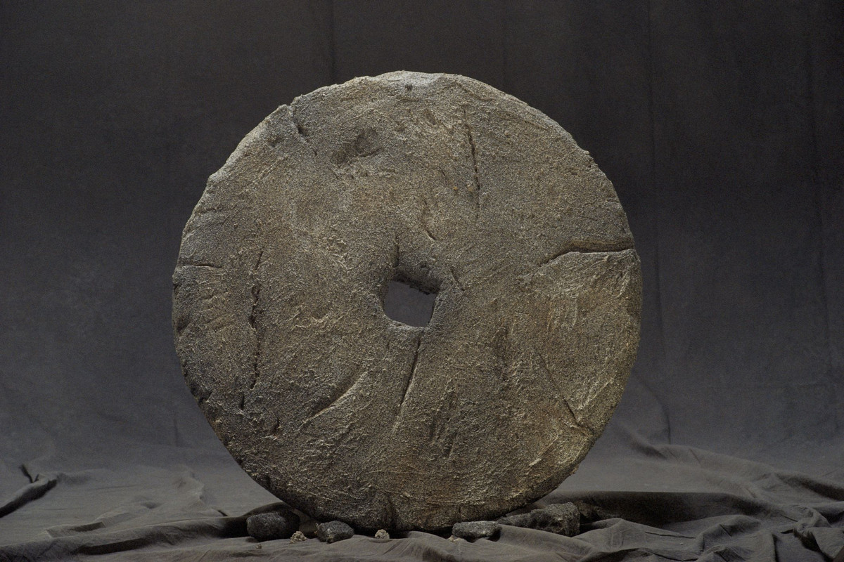 Theo các nhà sử học, bánh xe đầu tiên của nhân loại đã xuất hiện khoảng năm 3.500 TCN ở nền văn minh Lưỡng Hà. Chiếc bánh xe này là một khoanh gỗ tròn cắt ra từ thân cây, ở giữa tâm có đục lỗ để đặt trục quay.