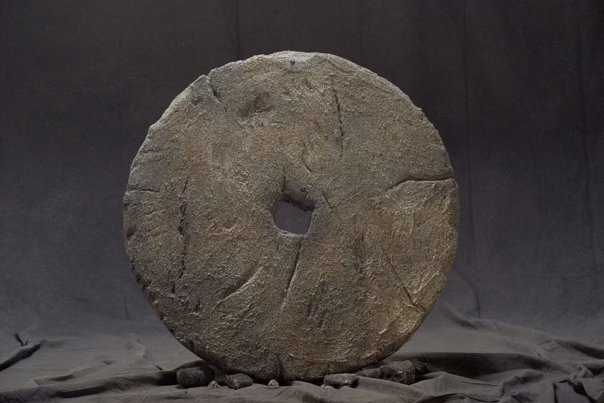 Theo các nhà sử học, bánh xe đầu tiên của nhân loại đã xuất hiện khoảng năm 3.500 TCN ở nền văn minh Lưỡng Hà. Chiếc bánh xe này là một khoanh gỗ tròn cắt ra từ thân cây, ở giữa tâm có đục lỗ để đặt trục quay.