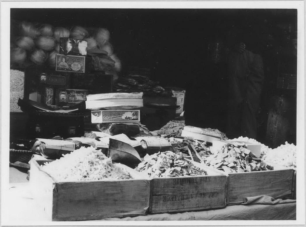 Các loại mứt được bày trong khay gỗ, phía sau có bánh quy Pháp và miến.