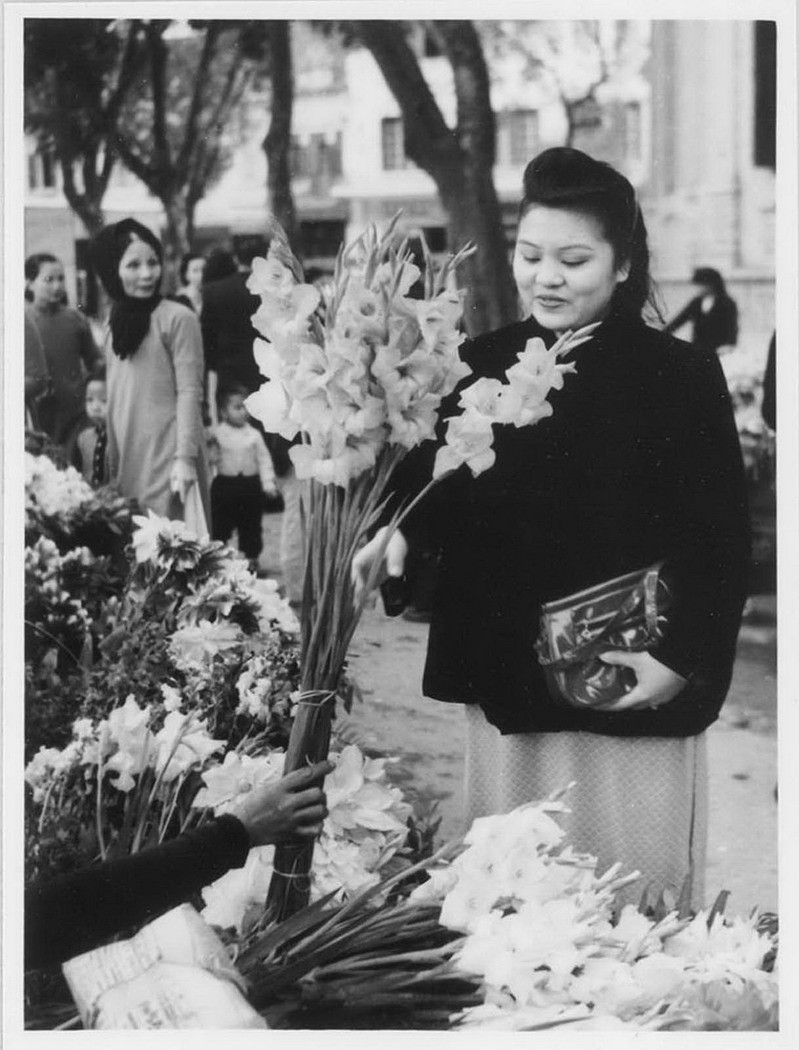 Thiếu nữ Hà Nội mua hoa lay ơn về cắm ngày Tết. Tên gọi hoa này có nguồn gốc từ tiếng Pháp là "glaïeul".