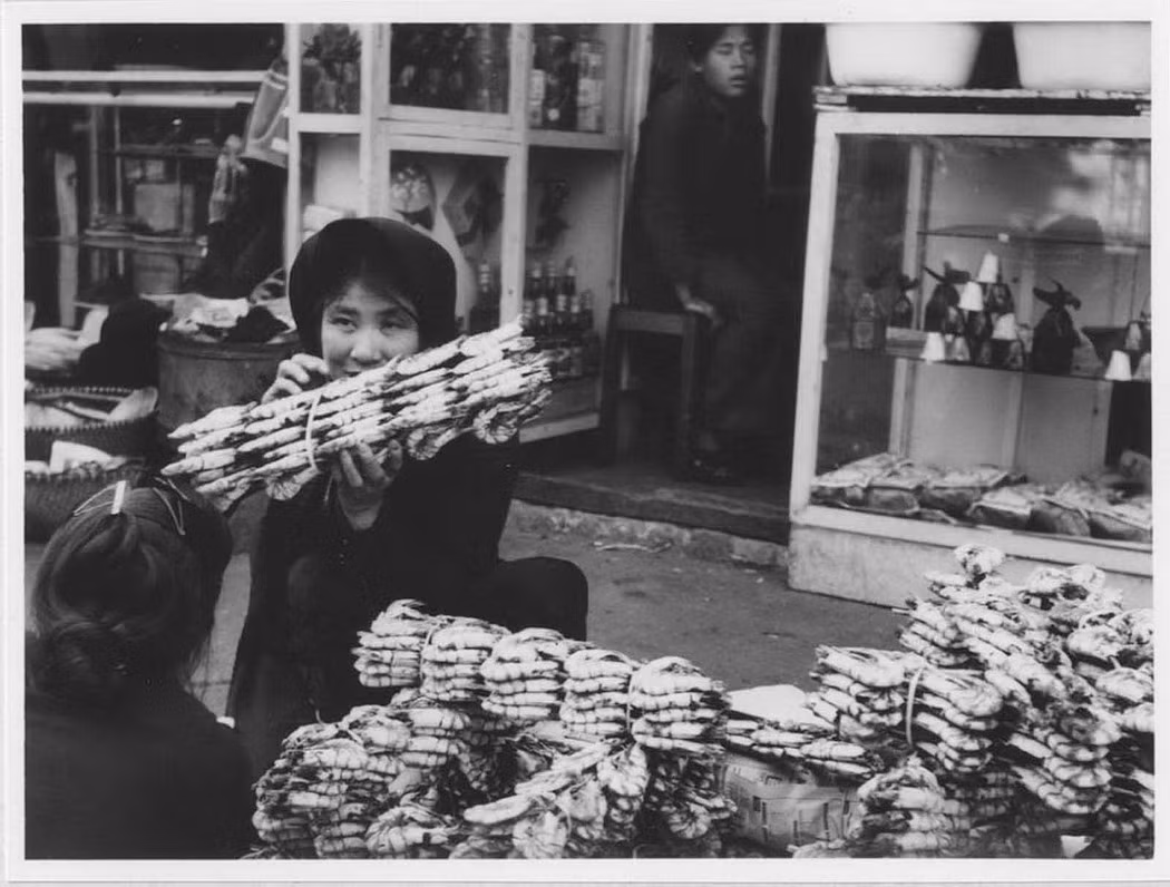 Quầy bán tôm khô.