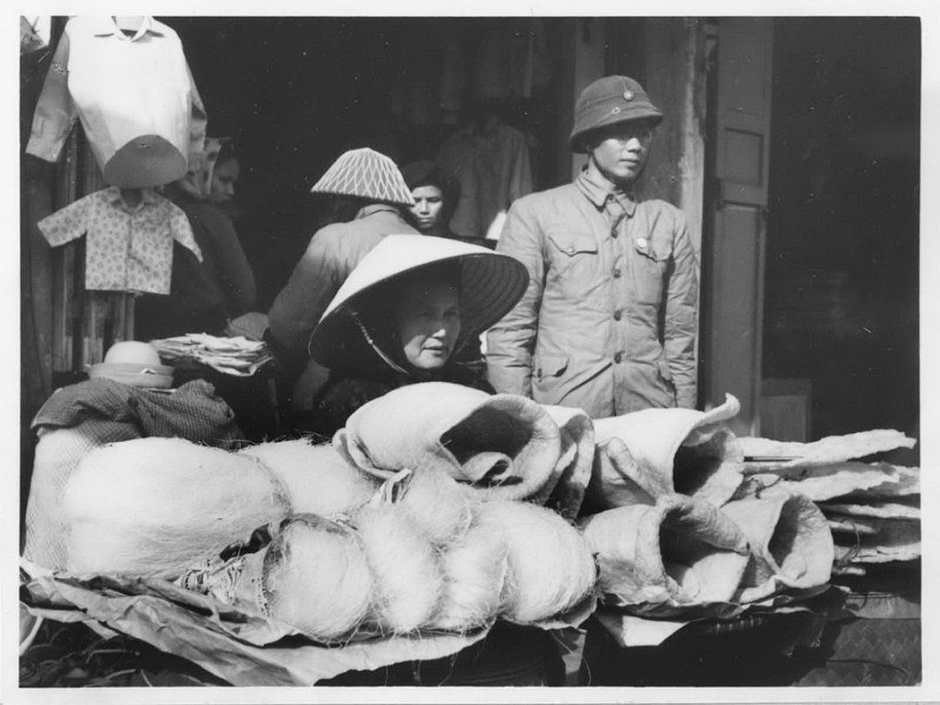 Cụ bà bán miến khô.