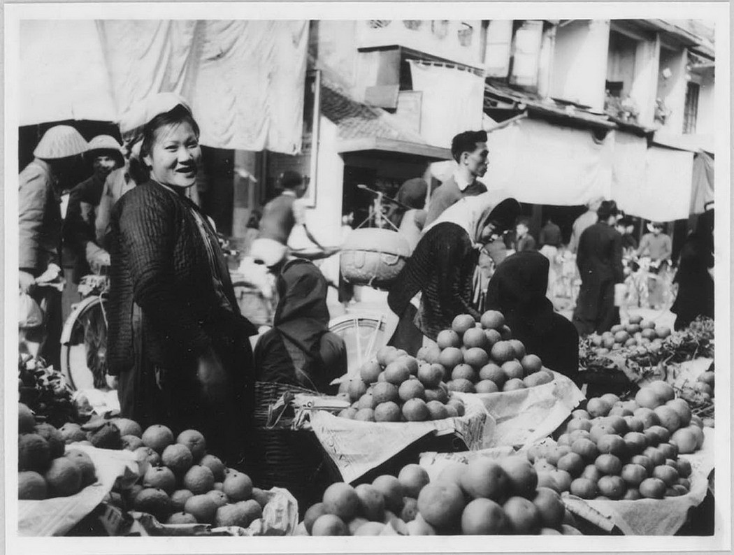 Hàng bán cam trên phố Hàng Buồm.