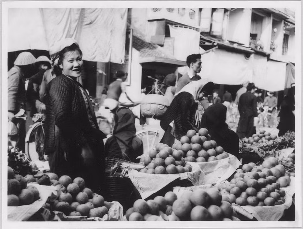 Hàng bán cam trên phố Hàng Buồm.