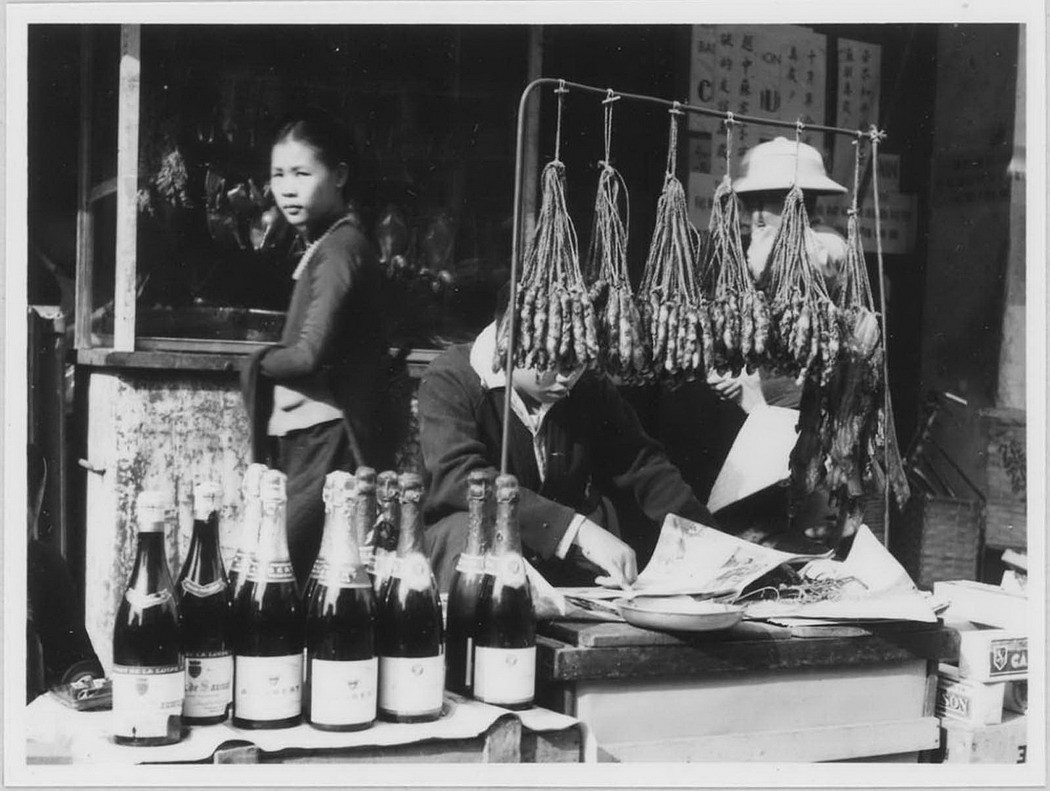 Quầy bán lạp xường và rượu vang Pháp, mặt hàng xa xỉ ở Hà Nội xưa.