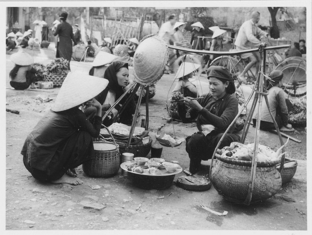 Gánh tiết canh lòng lợn tại chợ cóc ở Hà Nội ngày Tết.