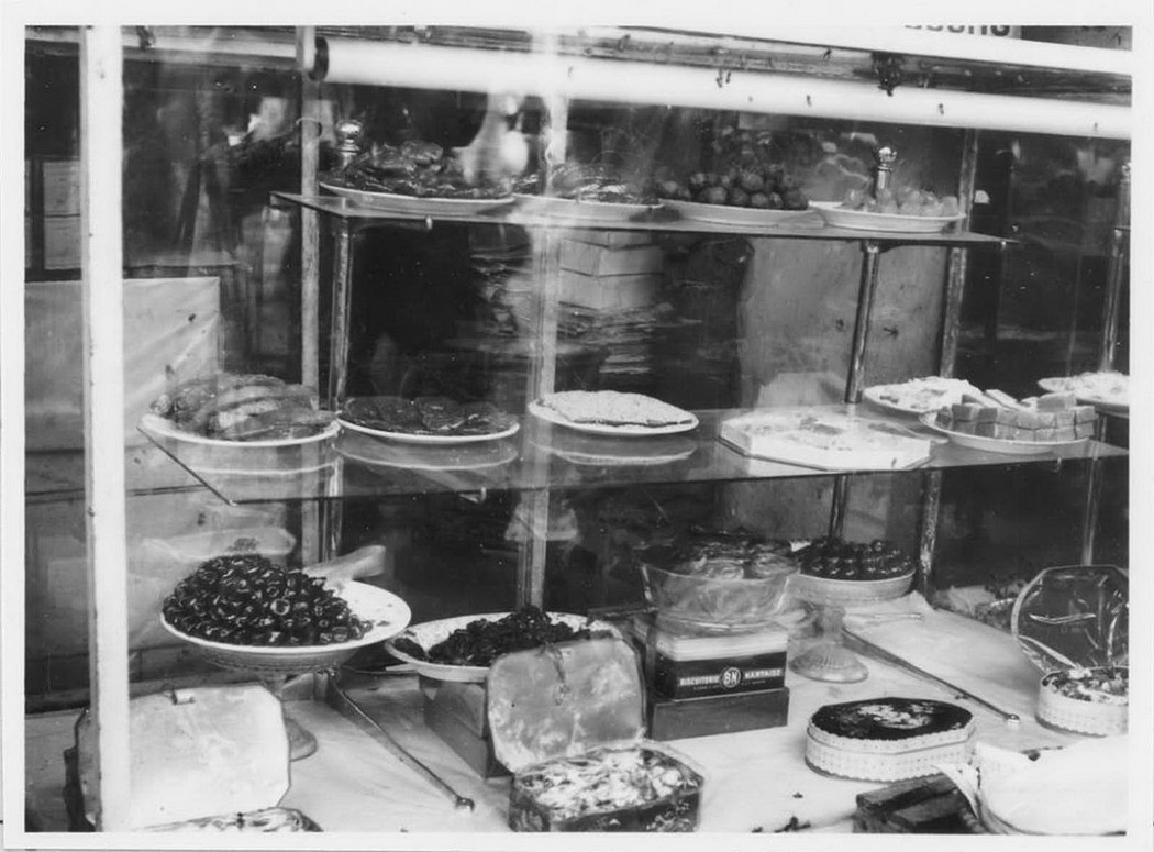 Tủ kính bày các loại mứt Tết, có lẽ là ở phố Hàng Đường, con phố nổi tiếng với mặt hàng bánh mứt kẹo truyền thống.