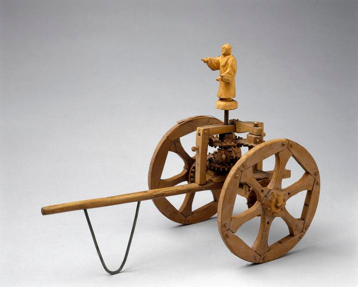 Theo các tư liệu lịch sử, những chiếc la bàn đầu tiên đã được chế tạo ở Trung Hoa thời nhà Hán. Loại lan bàn sơ khai này do Tổ Xung Chi phát minh, có thể xác định hướng Nam qua một hình nhân luôn chỉ về hướng Nam, còn được gọi là kim chỉ Nam.