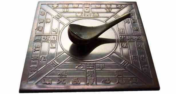 Sau đó phiên bản la bàn đơn giản với chiếc thìa sắt được đặt trên khay sắt đã từ hóa trở nên phổ biến. Điều bất ngờ là ban đầu chúng được dùng phổ biến trong các nghi thức bói toán, phong thủy hơn là dùng để chỉ hướng đi như chúng ta vẫn thường hình dung.