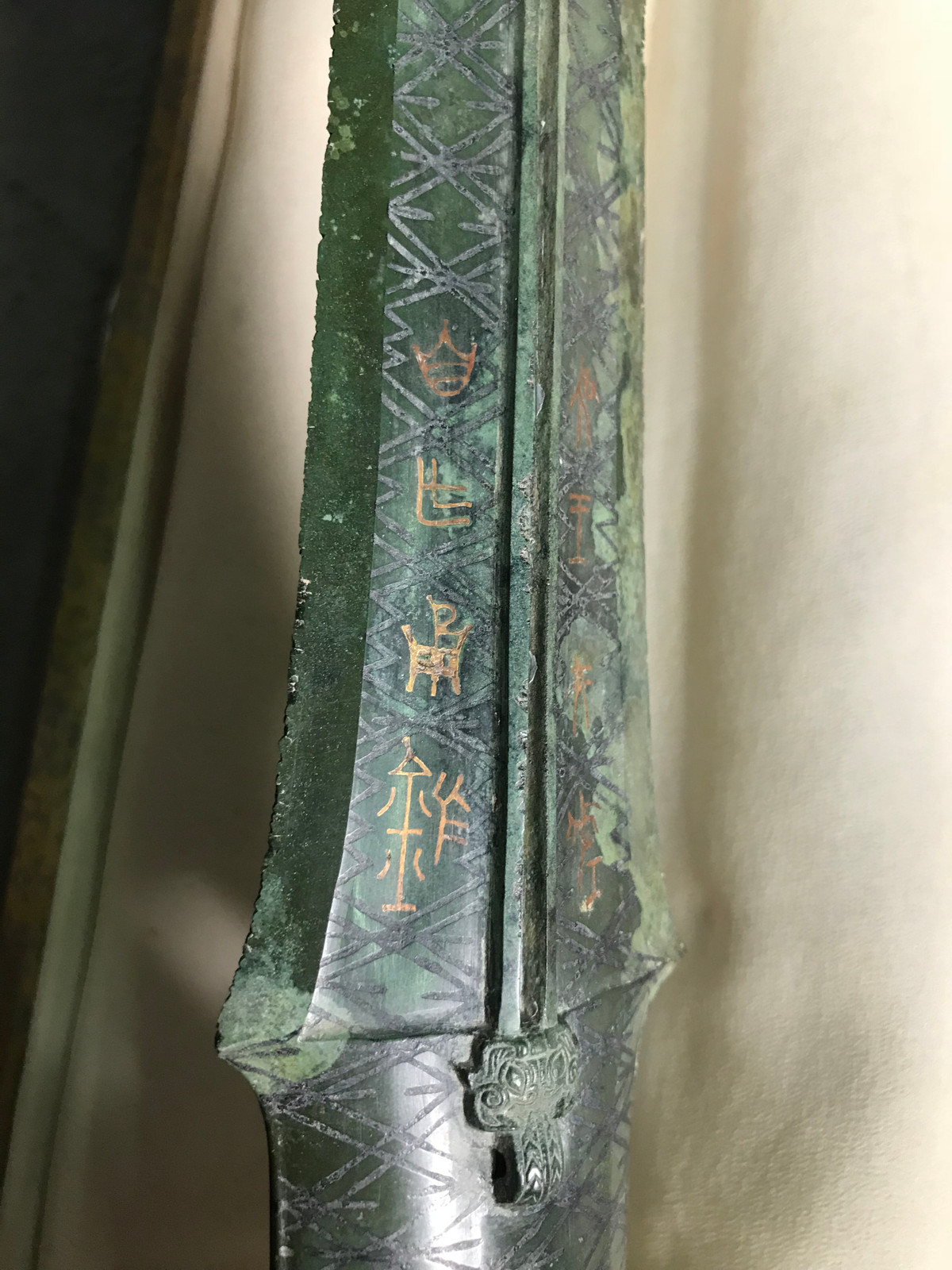 Trên một mặt của ngọn giáo ở phần gần với chuôi có khắc tám chữ theo lối "điểu trùng văn", phiên âm Hán Việt: "Ngô vương Phù Sai tự tác dụng mâu", nghĩa là "ngọn giáo này của Ngô Vương Phù Sai tự làm để dùng".