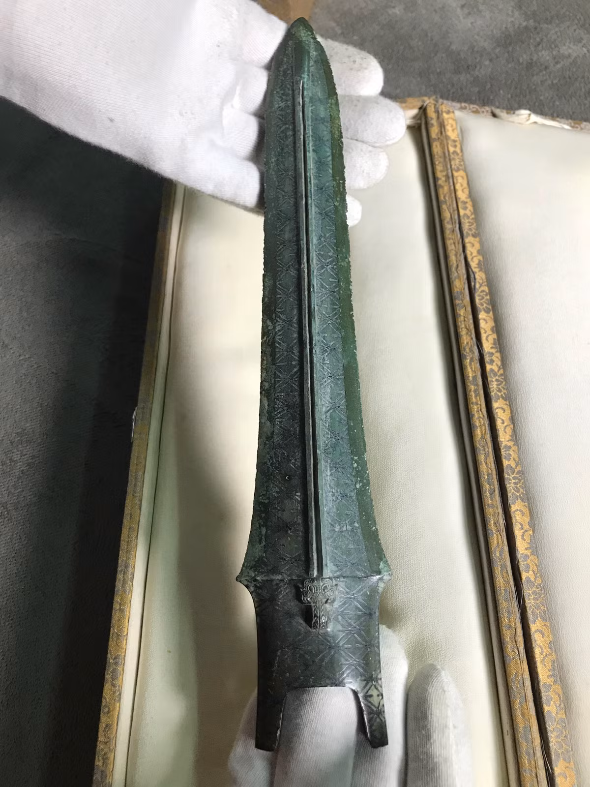 Các nhà khảo cổ học xác định đây là một ngọn giáo có niên đại vào thời cuối Xuân Thu (cuối thế kỷ 5 TCN), thuộc quyền sở hữu của Ngô vương Phù Sai, vua nước Ngô thời đó.