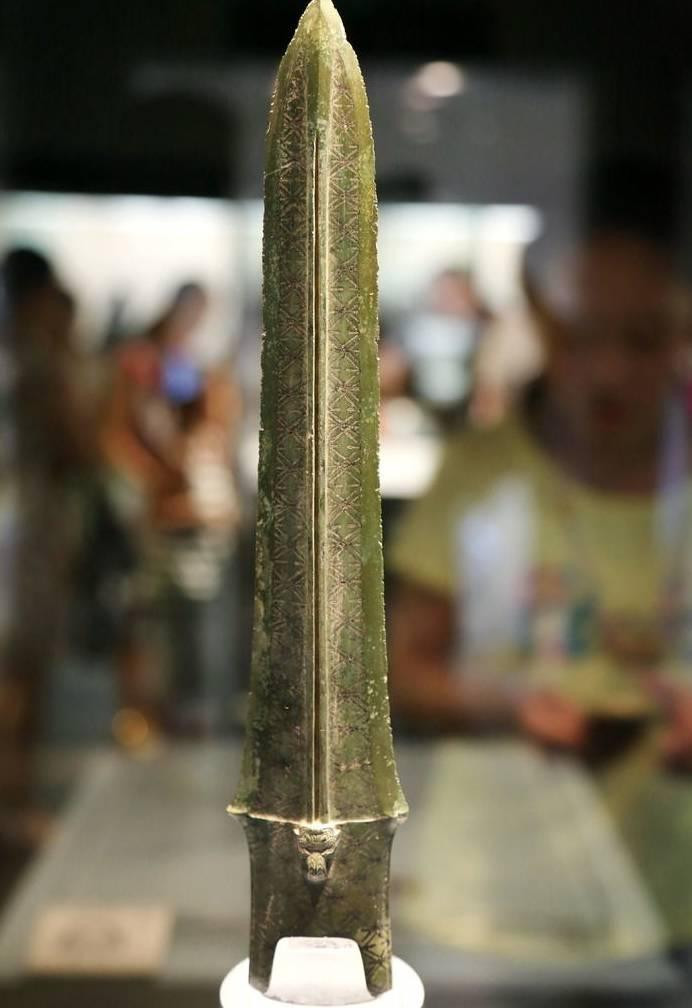 Giáo Phù Sai chỉ có phần ngọn giáo dài 29,5 cm, chỗ rộng nhất là 5,5 cm, có chuôi để tra vào cán. Trên sống giáo ở mỗi mặt có một rãnh dài. Hai bên mặt của ngọn giáo có khắc hình quả trám.