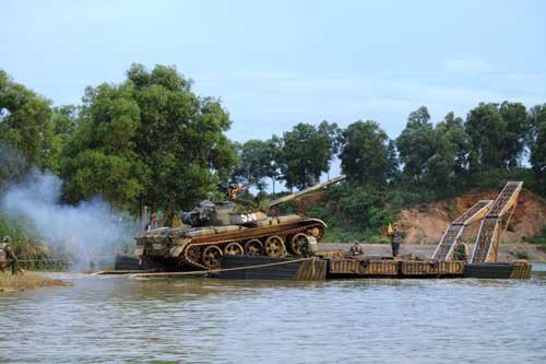 Xe tăng T-54 lên phà tự hành GSP.