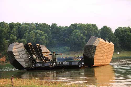 Mở phao, chuẩn bị ghép phà.