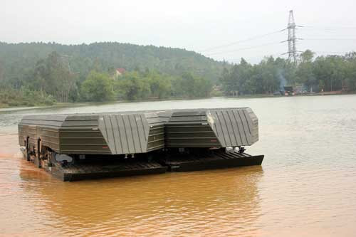 2 phà tự hành GSP chuẩn bị triển khai để đưa xe tăng T-54 vượt sông trong cuộc diễn tập tại thao trường Sư đoàn 390.
