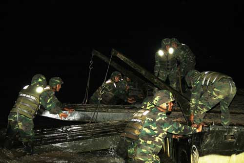 Chuẩn bị vệt cầu tiếp cận bờ để đưa phương tiện lên phà tự hành.