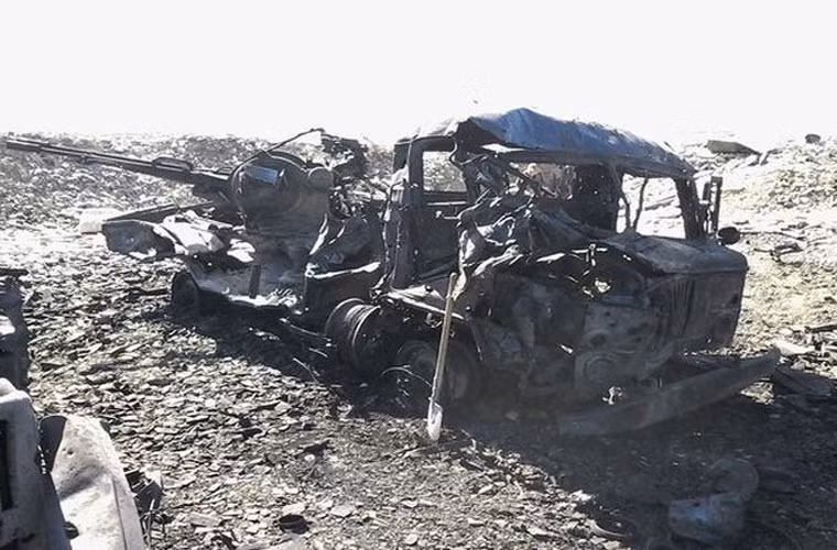 Một phương tiện pháo phòng không tự hành bị phá hủy tan tành.