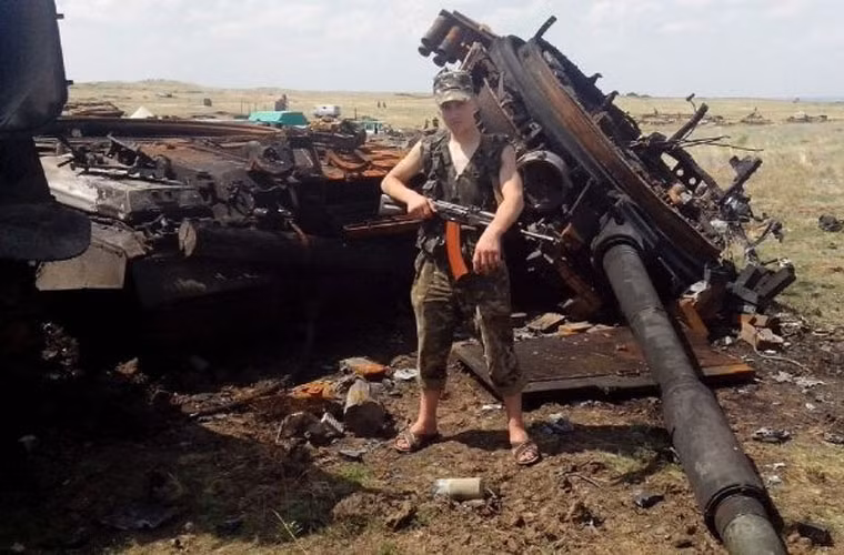 Xe thiết giáp đã đành, ngay cả tới xe tăng chiến đấu chủ lực T-64B được trang bị giáp phản ứng nổ ERA cũng chịu trận trước Grad. Trong ảnh là tháp pháo T-64B bị bật tung khỏi thân xe tăng Quân đội Ukraine.