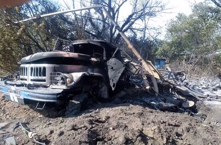 "Đây là những gì thường xảy ra khi ít nhất một viên đạn Grad phát nổ gần phương tiện xe cộ", English Russia viết.