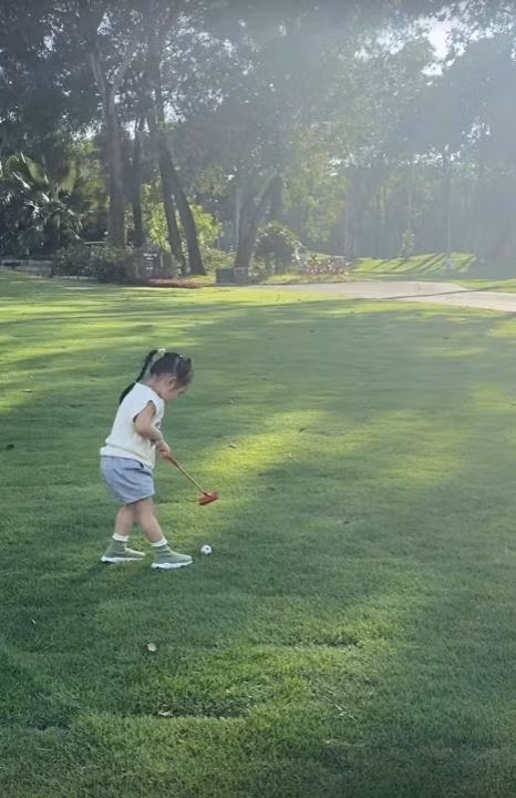 3 tuoi, con gai Dam Thu Trang - Cuong Do La da duoc ra san golf