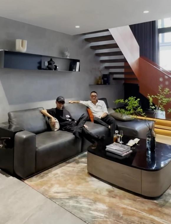 Justa Tee khoe căn phòng khách đẹp, sang trọng.