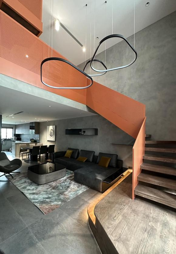 Trước đây, rapper Justa Tee và bà xã sống cùng bố mẹ trong một căn hộ chung cư nằm trên trục đường Nguyễn Chí Thanh, Hà Nội. Nhưng khi có con, anh muốn có thêm không gian cho các bé vui chơi, phát triển nên đã tậu đất, xây biệt thự. Căn biệt thự của Justa Tee được đồn đoán có giá hàng chục tỷ đồng với hồ bơi trong nhà, phòng thu, nơi giải trí, thang máy và phòng khách đẳng cấp... 