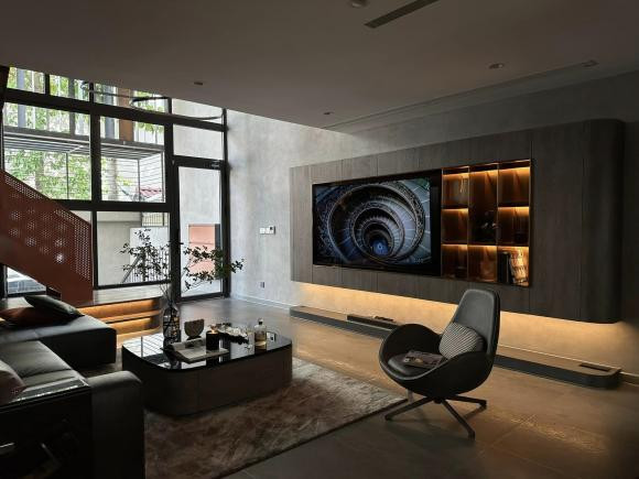  Khoe thành quả trên trang cá nhân, Justa Tee viết: "Nhịn ăn nhịn mặc bao năm trời để được góc sofa đẹp không có đối".