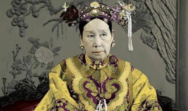 Tu Hi Thai hau khi 18 tuoi: Dung mao, khi chat ngoi ngoi