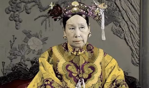 Tu Hi Thai hau khi 18 tuoi: Dung mao, khi chat ngoi ngoi