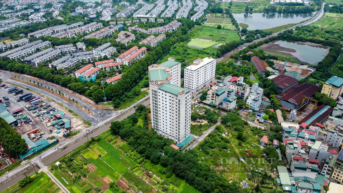 Theo ghi nhận của PV Dân Việt, khu tái định cư này nằm trong ngõ 587 Tam Trinh (Hoàng Mai), gần khu đô thị Gamuda Garden có 1 cụm chung cư 15 tầng và 1 cụm chung cư 9 tầng đã xây dựng xong, nhưng bỏ hoang nhiều năm qua chưa có người ở.