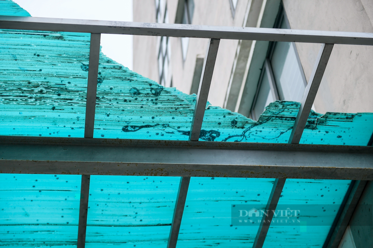 Tuy nhiên, do bị bỏ hoang nhiều năm, công trình xuất hiện dấu hiệu xuống cấp.