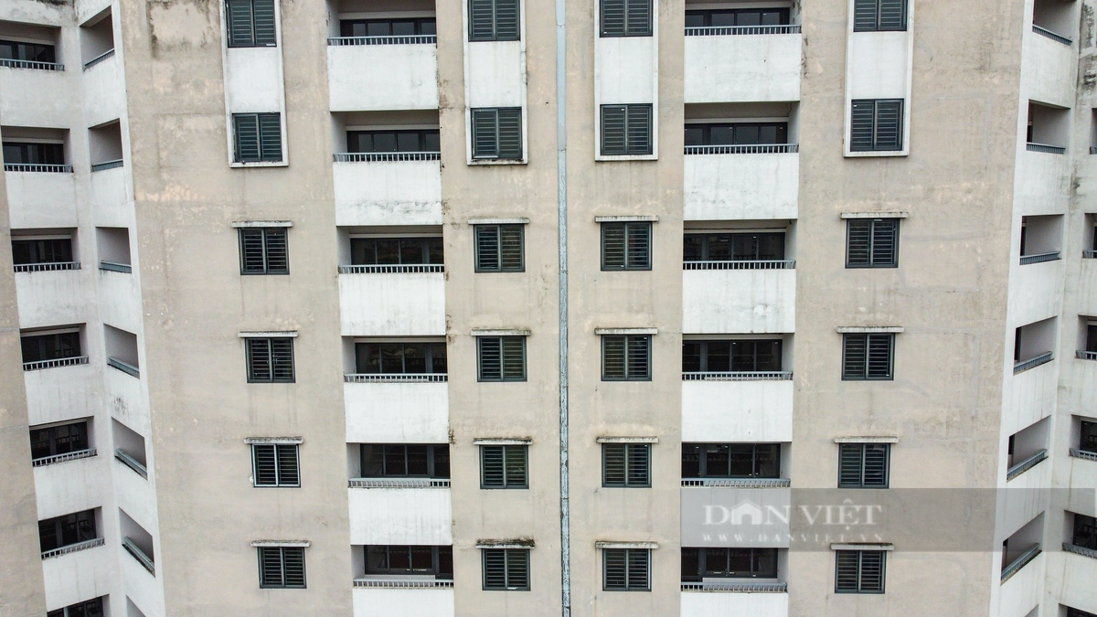 Nhìn bên ngoài, các tòa chung cư đã được hoàn thiện các hạng mục cửa nhôm kính, lợp mái chống nóng, sơn tường; bên trong sàn nhà đã được lát gạch men, tường trát phẳng, lắp cửa nhôm kính ngăn phòng.