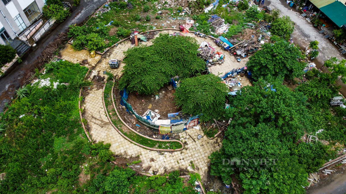 Khu vườn hoa cỏ mọc um tùm, người dân quây lưới để nuôi gà.