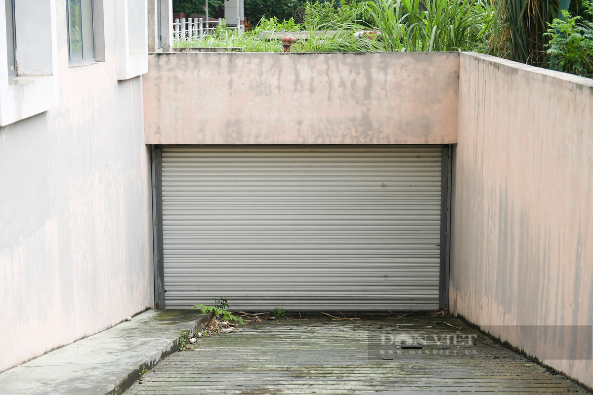 Các lối ra vào tầng 1, tầng hầm chung cư đóng kín.