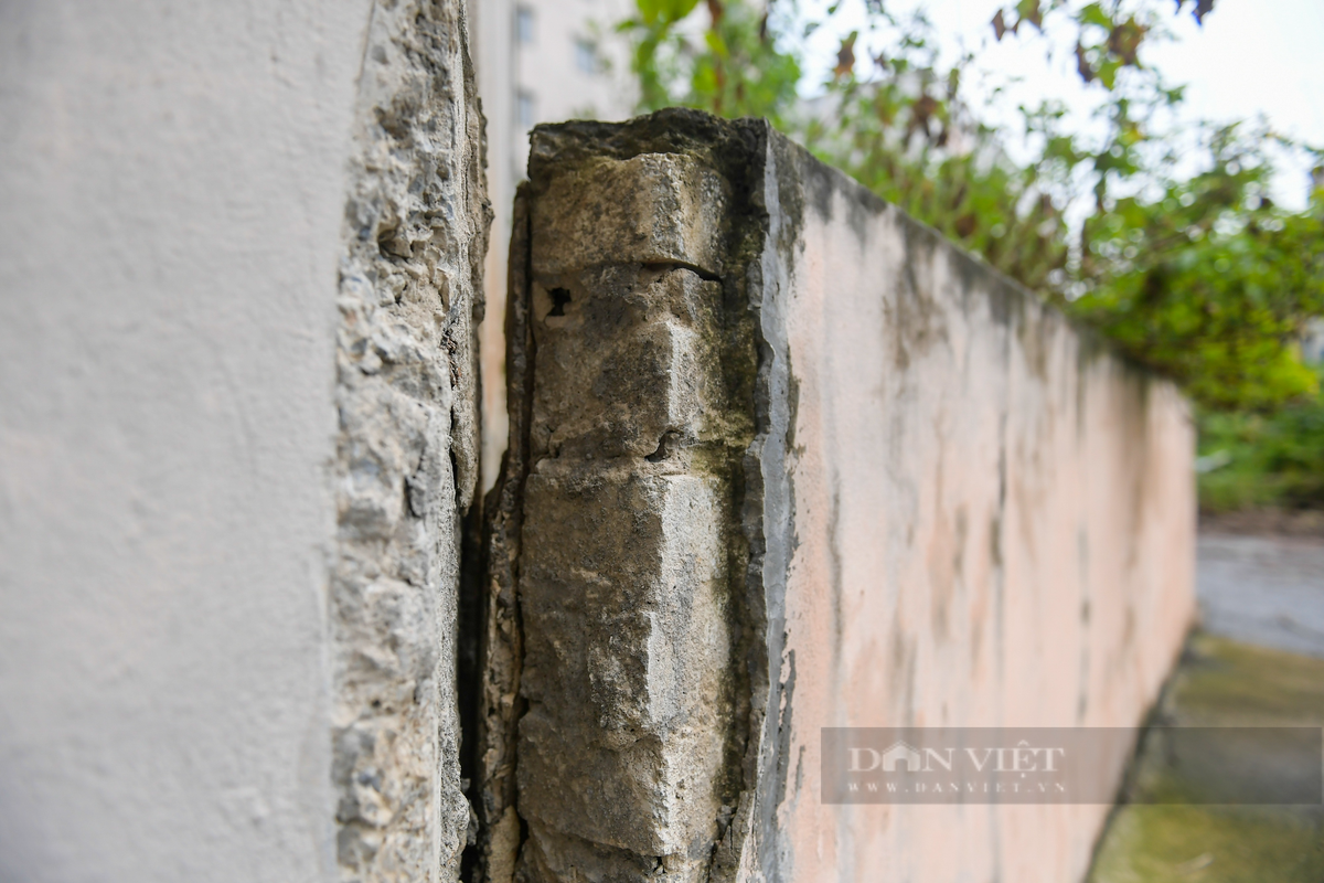 Nhiều mảng tường đã nứt toác theo thời gian..