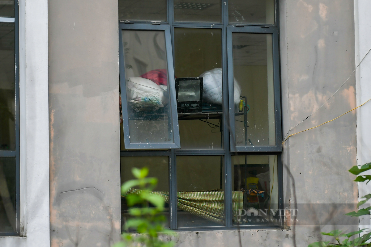 Bên trong tòa nhà vẫn ngổn ngang đồ đạc, bàn ghế, chiếu. Một người dân quanh tòa nhà cho biết, đã nhiều năm tòa nhà tái định cư này bỏ hoang, không có người đến sinh sống.