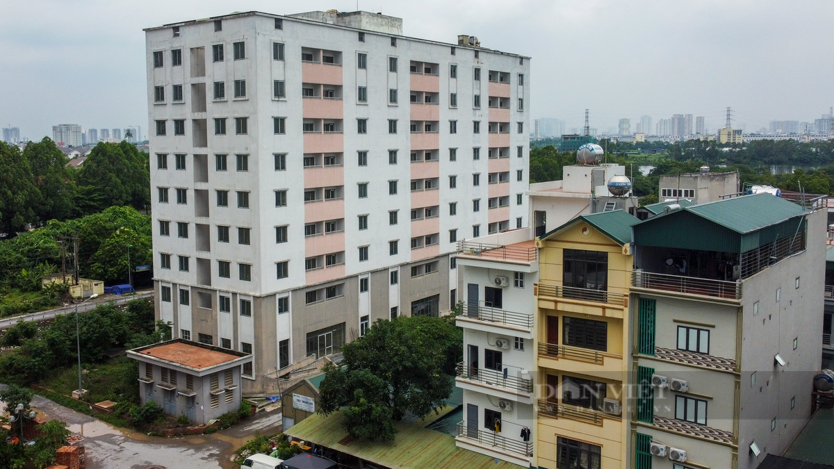 Cạnh tòa A là tòa B với chiều cao 9 tầng cũng nằm trong tình trạng bỏ hoang không người ở.