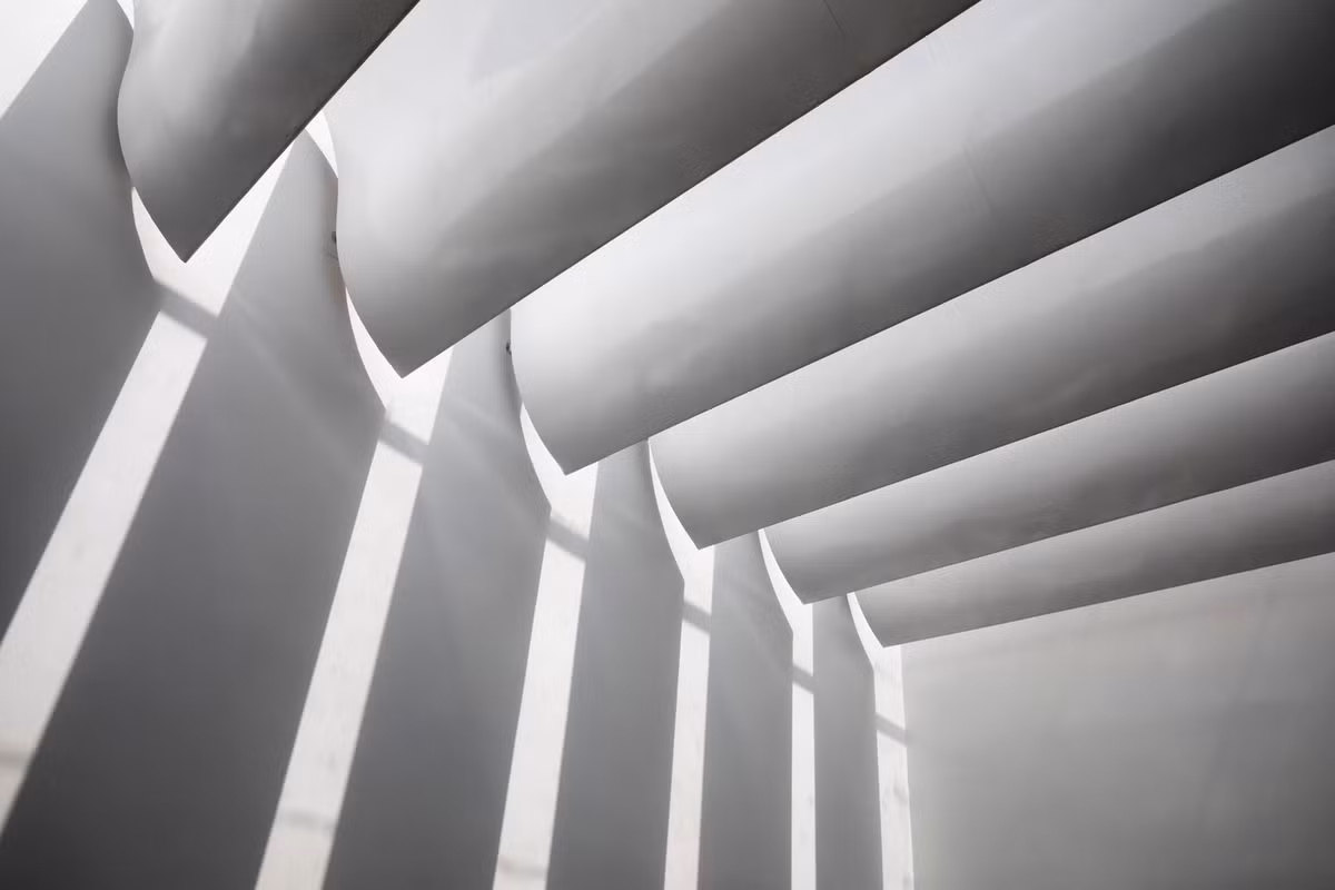 Khi mặt trời đi ngang qua, ánh sáng chiếu xuống tạo nên nhịp điệu sáng tối bên trong ngôi nhà.