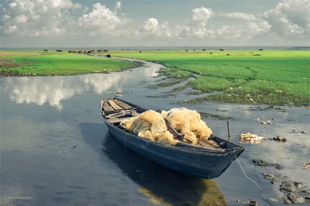 Ở một số khu vực khác thuộc lòng hồ, người dân vẫn sinh hoạt, đánh bắt và phơi cá khô.Bạn có thể ghé thăm hồ Trị An vào mùa nước cạn từ tháng 12 đến tháng Sáu, trong đó từ giữa tháng 5-6 như hiện nay, nước hồ cạn, sẽ lộ ra, cỏ phủ xanh thành một thảo nguyên xanh mát.