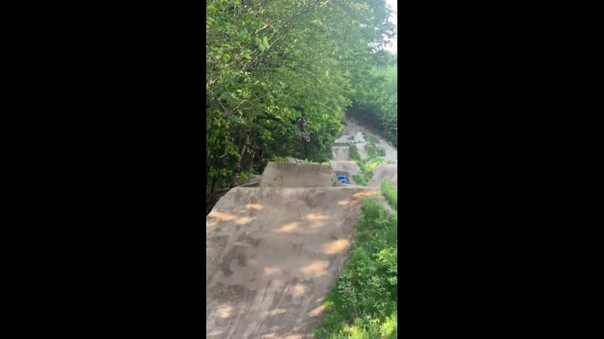 Video: Người đi xe đạp quay đầu tránh gấu đen hoang dã Video: Nguoi di xe dap quay dau tranh gau den hoang da