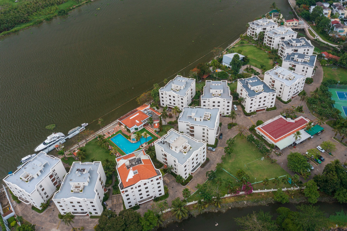 Bên trong Riverside Serviced Apartment còn có siêu thị nhỏ, trung tâm dịch vụ, hồ bơi, sân chơi... để phục vụ nhu cầu mua sắm và vui chơi của khách thuê.
