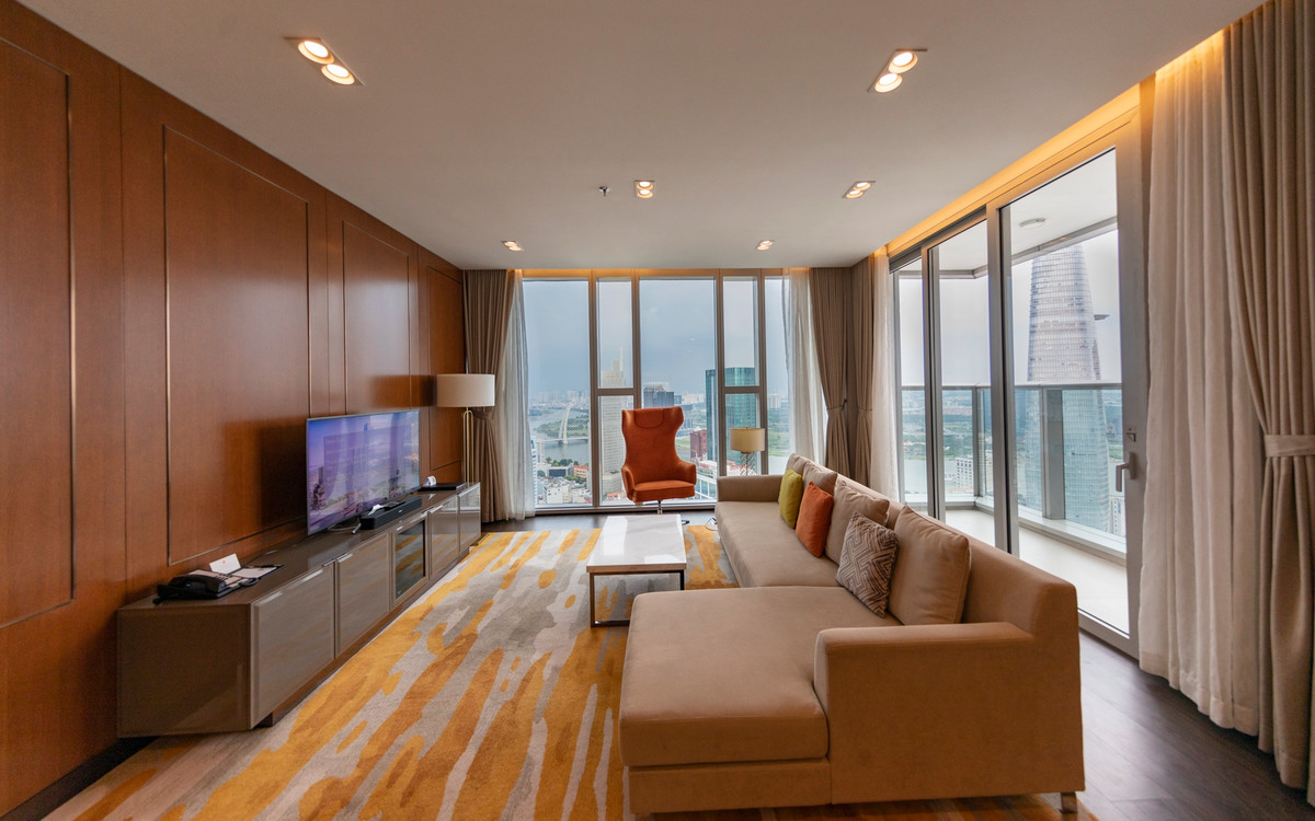 Theo ghi nhận thực tếở một căn hộ 3 phòng ngủ, từ phía phòng khách chính là tầm nhìn hướng về khu vực Thủ Thiêm (TP Thủ Đức). Đại diện Sedona Suites cho hay vào những dịp lễ lớn, họ thường nhận được nhiều nhu cầu thuê những căn hộ 2-3 phòng ngủ, view hướng về phía tòa nhà Bitexco để khách thuê có thể ngắm pháo hoa ngay trong căn hộ, tổ chức tiệc tùng...