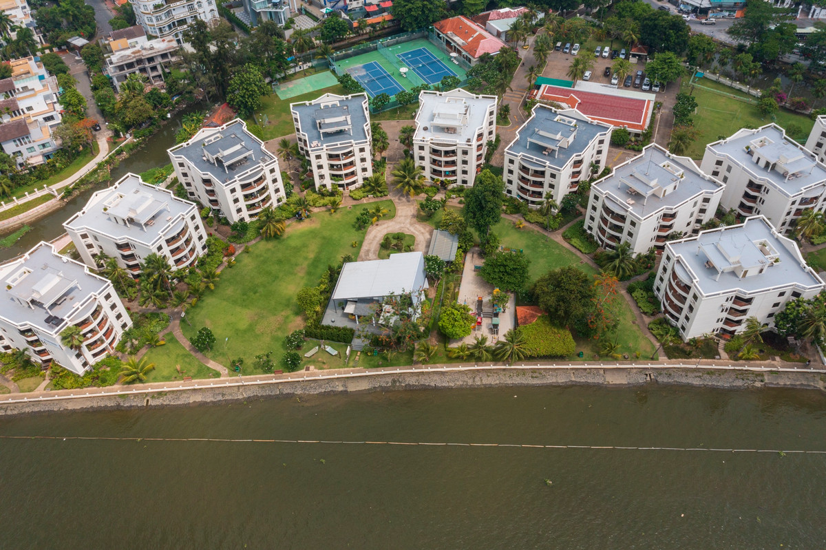 Hoàn thành vào năm 1992, dự án có 13 tòa nhà với 136 căn hộ dịch vụ nằm ngay bờ sông Sài Gòn. Trong quý I/2023, tỷ lệ lấp đầy tại dự án khoảng 88%.